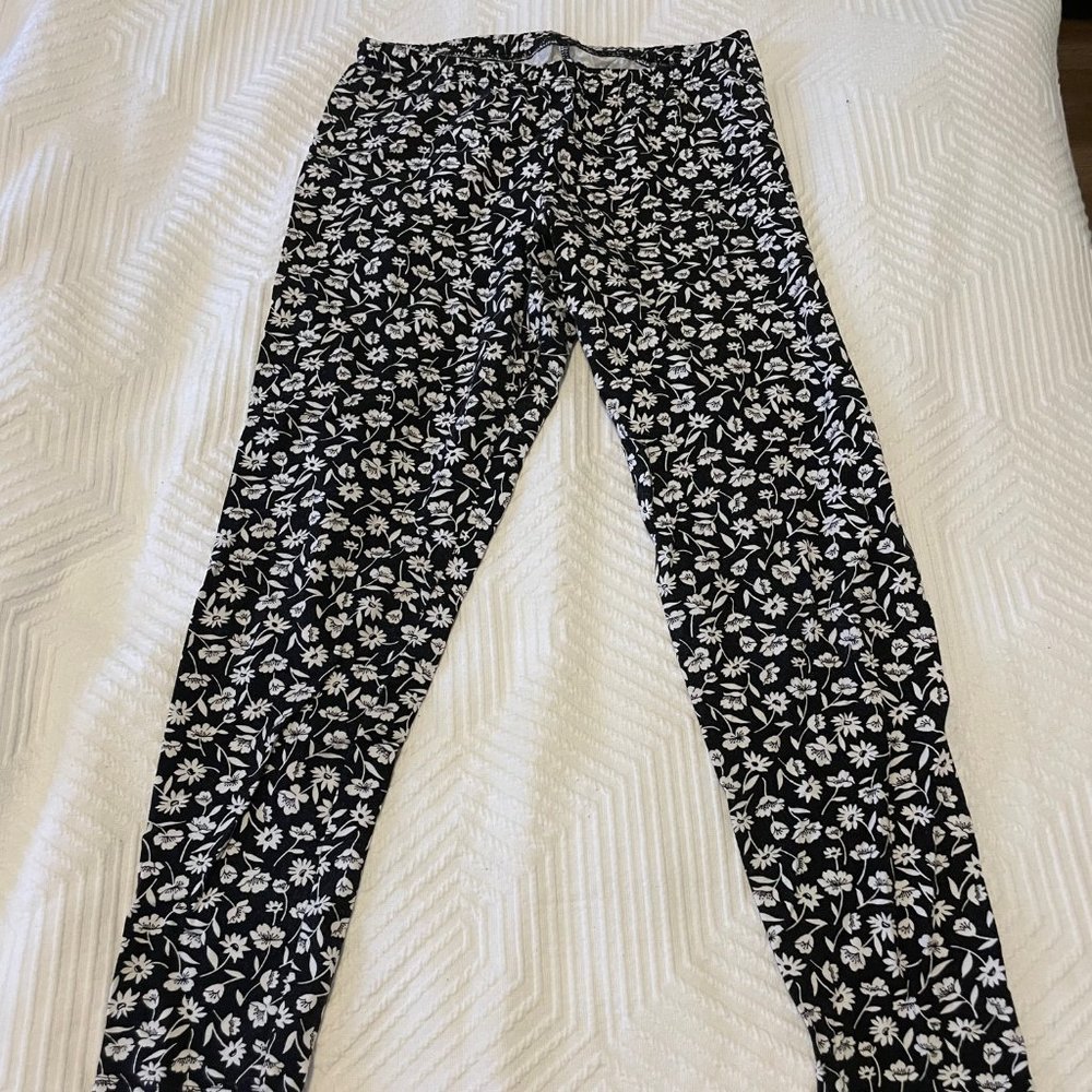 Old Navy - Black and White Floral Pattern Leggings